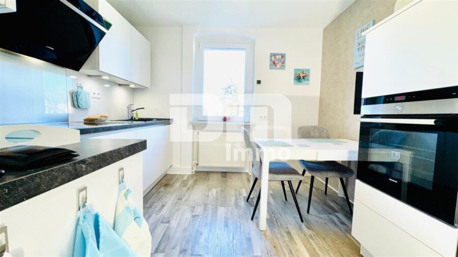 Modernisiertes Ein- bis Zweifamilienhaus mit Maisonettebereich in Traumlage - OG Küche mit Einbauküche